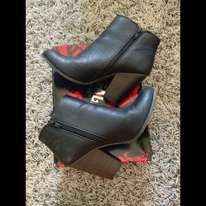 Fergalicious size 8M women’s heel booties.